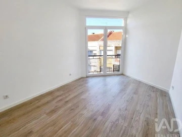 Apartamento T2 para Arrendamento em Agualva e Mira-Sintra