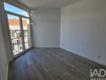 Apartamento T2 para Arrendamento em Agualva e Mira-Sintra