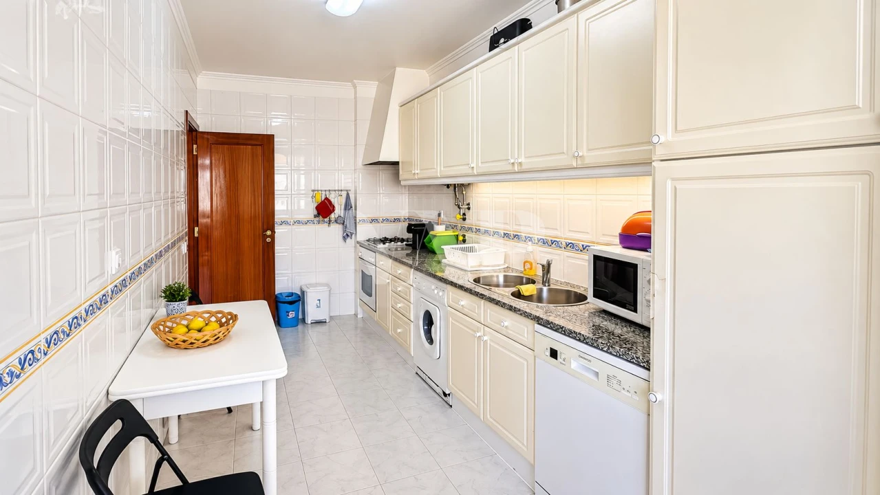 Apartamento T2 para Venda em Quarteira Foto 9