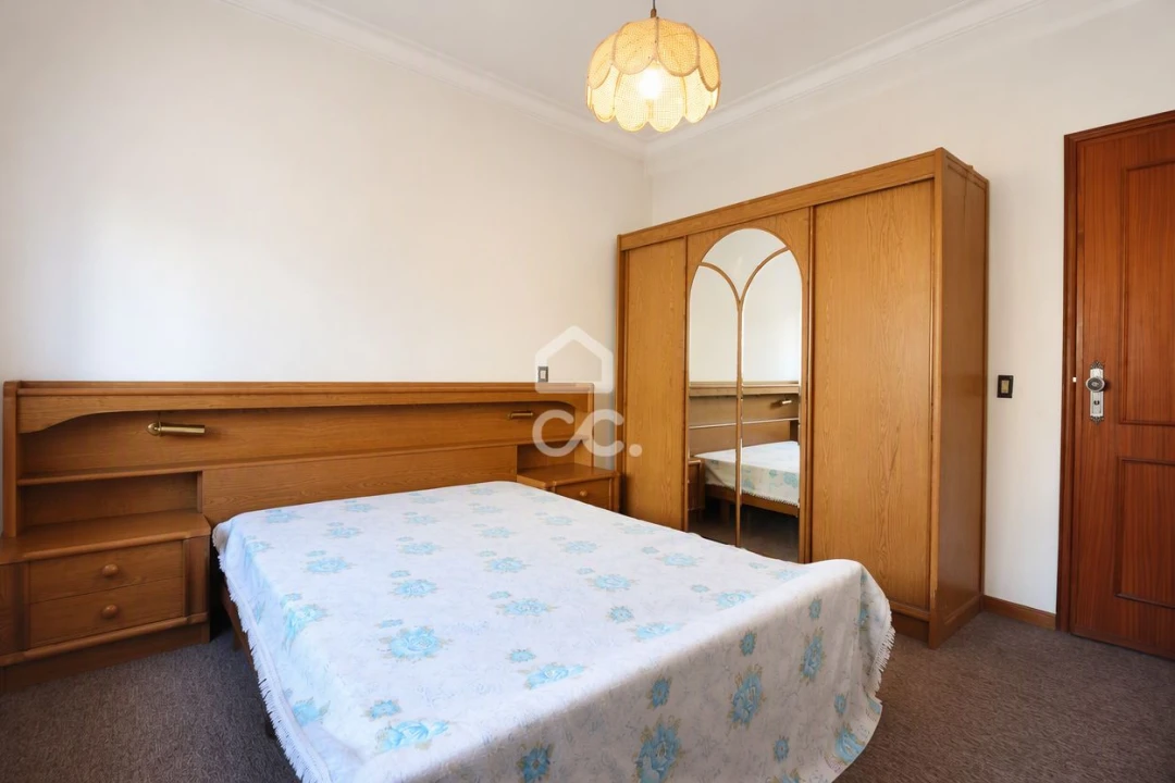 Apartamento T4 para Venda em Santo Antonio dos Olivais Foto 13