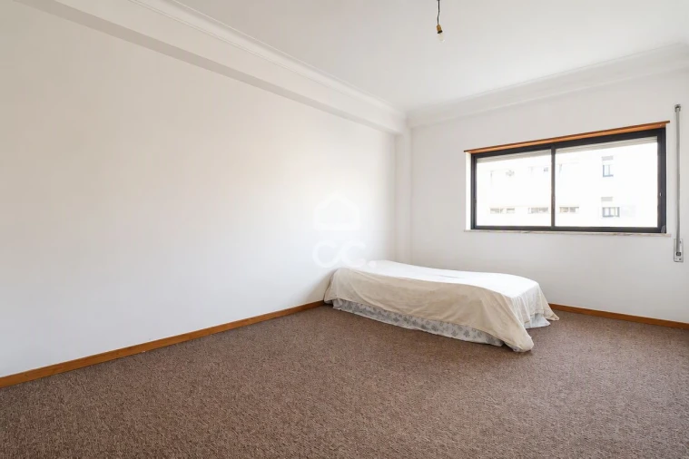 Apartamento T4 para Venda em Santo Antonio dos Olivais Foto 8
