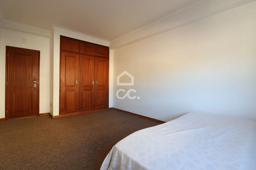 Apartamento T4 para Venda em Santo Antonio dos Olivais Foto 9