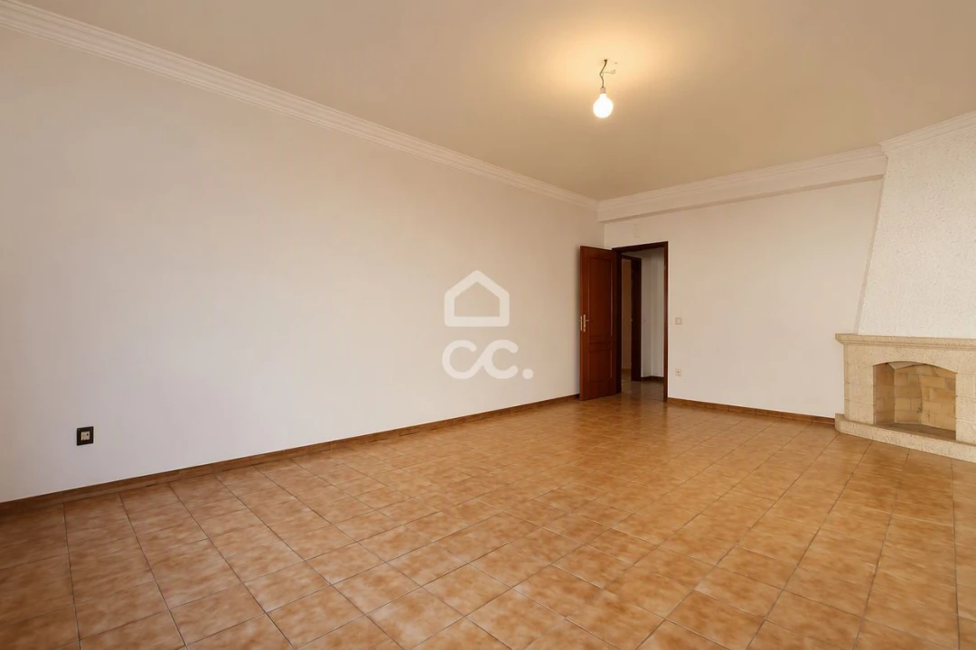 Apartamento T4 para Venda em Santo Antonio dos Olivais Foto 4