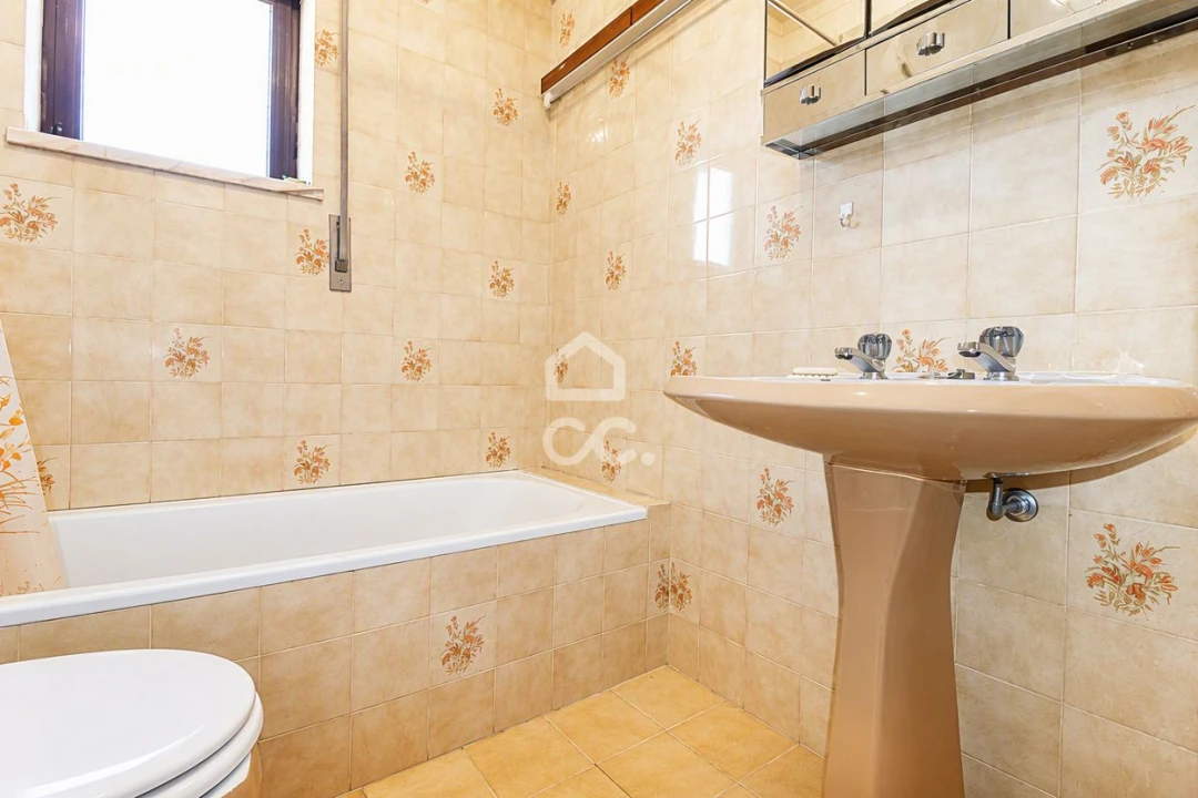 Apartamento T4 para Venda em Santo Antonio dos Olivais Foto 17