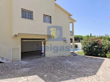 Moradia T6 para Venda em Quarteira