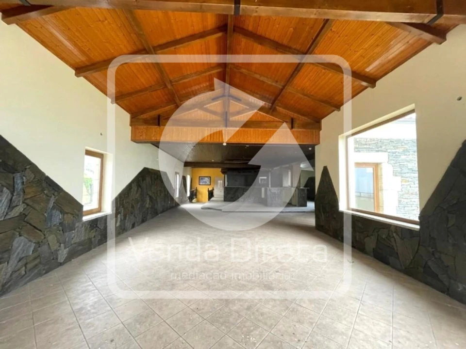 Prédio para Venda em Valongo dos Azeites Foto 4