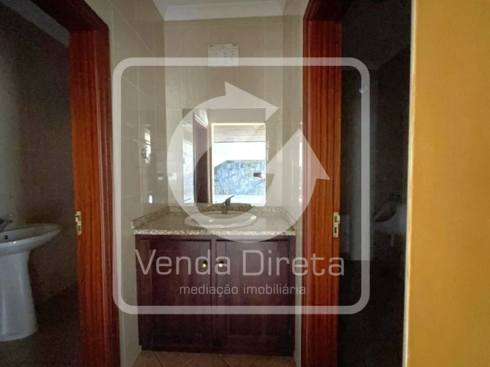 Prédio para Venda em Valongo dos Azeites Foto 11