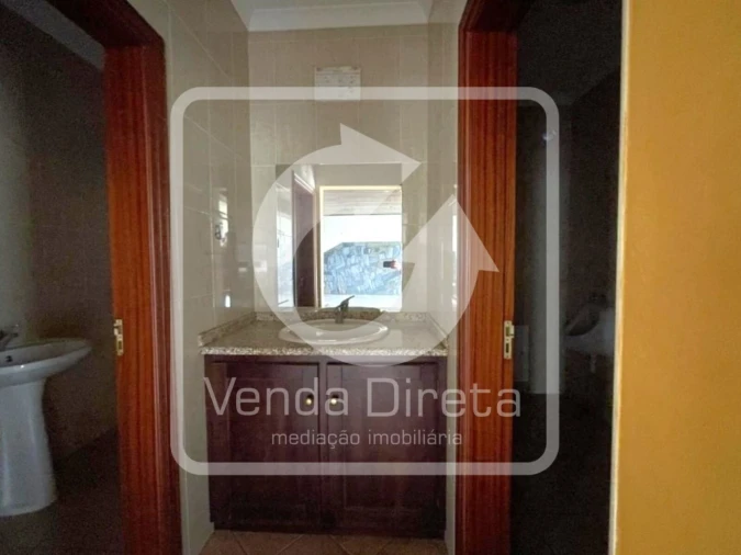 Prédio para Venda em Valongo dos Azeites Foto 11