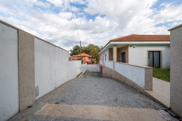 Moradia T3 para Venda em Airães Foto 28