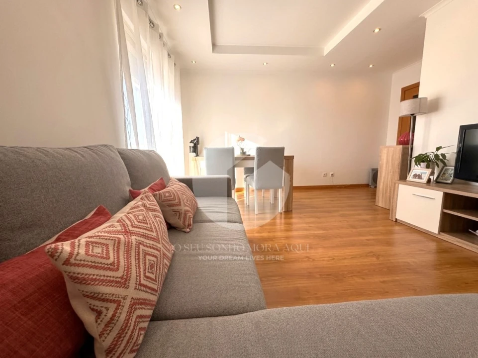 Apartamento T2 para Venda em Quelfes Foto 7