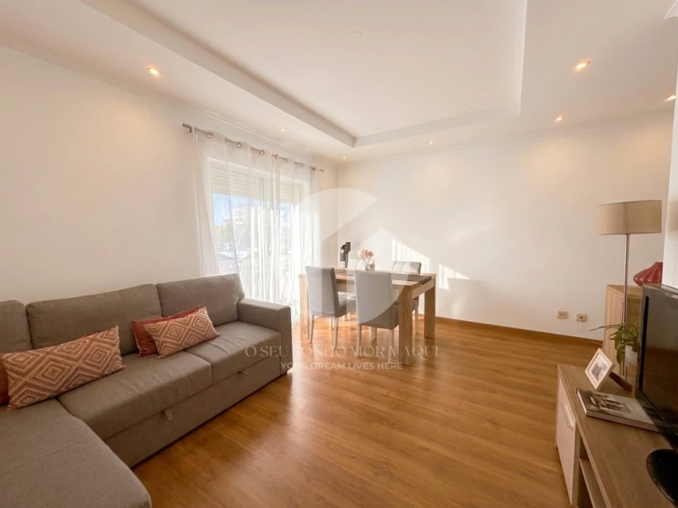 Apartamento T2 para Venda em Quelfes Foto 8