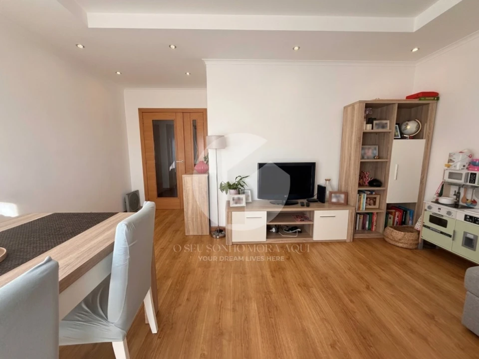 Apartamento T2 para Venda em Quelfes Foto 10