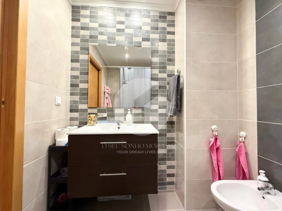 Apartamento T2 para Venda em Quelfes Foto 20