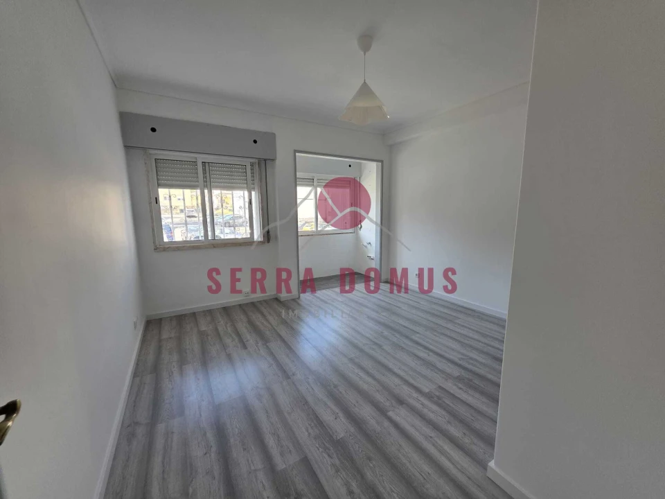 Apartamento T2 para Venda em Algueirão-Mem Martins Foto 1