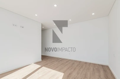 Moradia T4 para Venda em Sarilhos Grandes