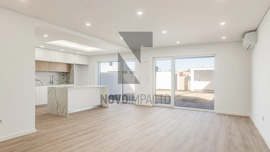 Moradia T4 para Venda em Sarilhos Grandes
