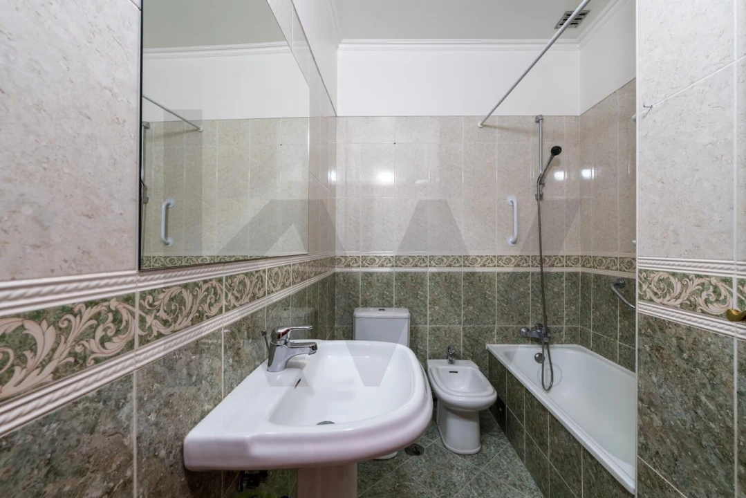 Apartamento T4 para Arrendamento em Misericórdia Foto 8