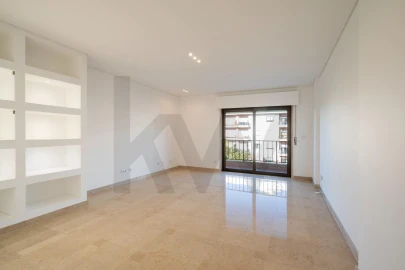 Apartamento T3 para Arrendamento em Algés, Linda-A-Velha e Cruz Quebrada-Dafundo