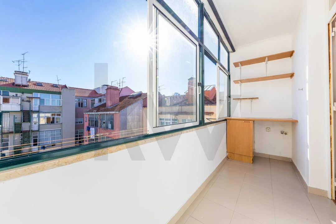 Apartamento T2 para Venda em Areeiro Foto 8