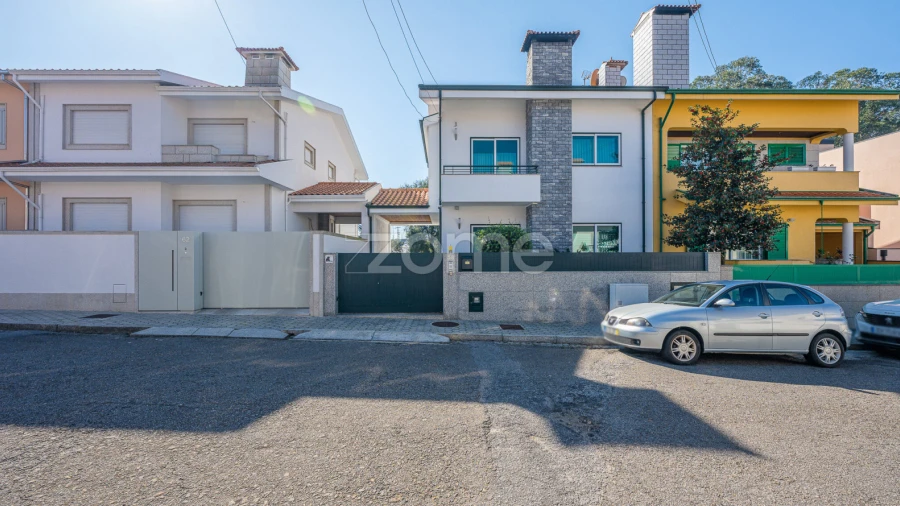Moradia T4 para Venda em Serzedo e Perosinho