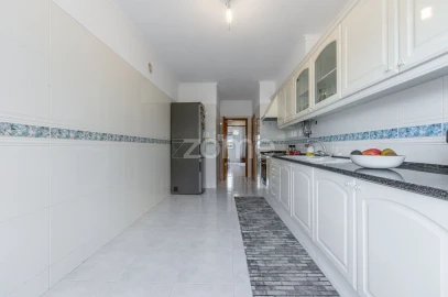 Apartamento T3 para Arrendamento em Ramada e Caneças