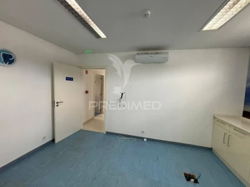 Loja para Arrendamento em Praia da Vitoria (Santa Cruz)