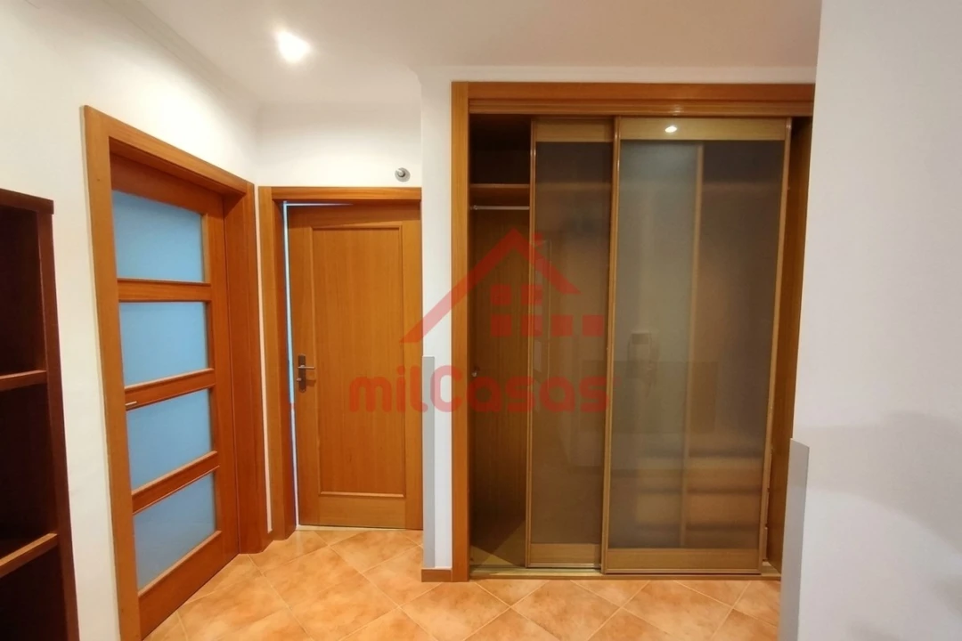 Apartamento T1 para Arrendamento em Santa Maria, São Pedro e Matacães Foto 3