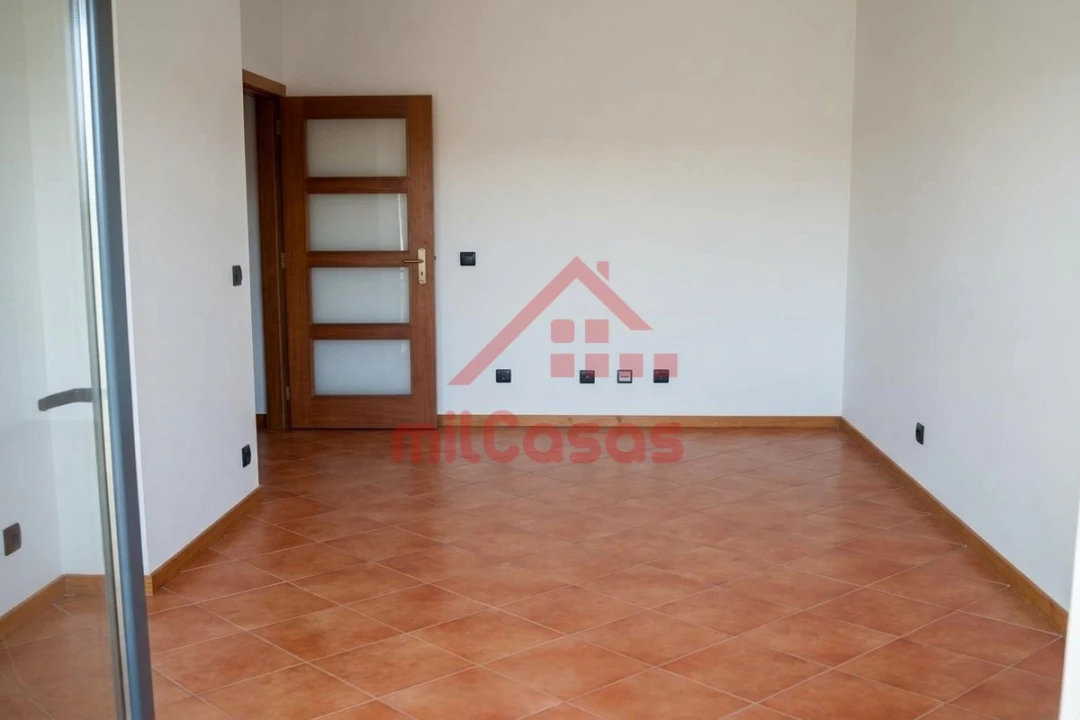 Apartamento T1 para Arrendamento em Santa Maria, São Pedro e Matacães Foto 9