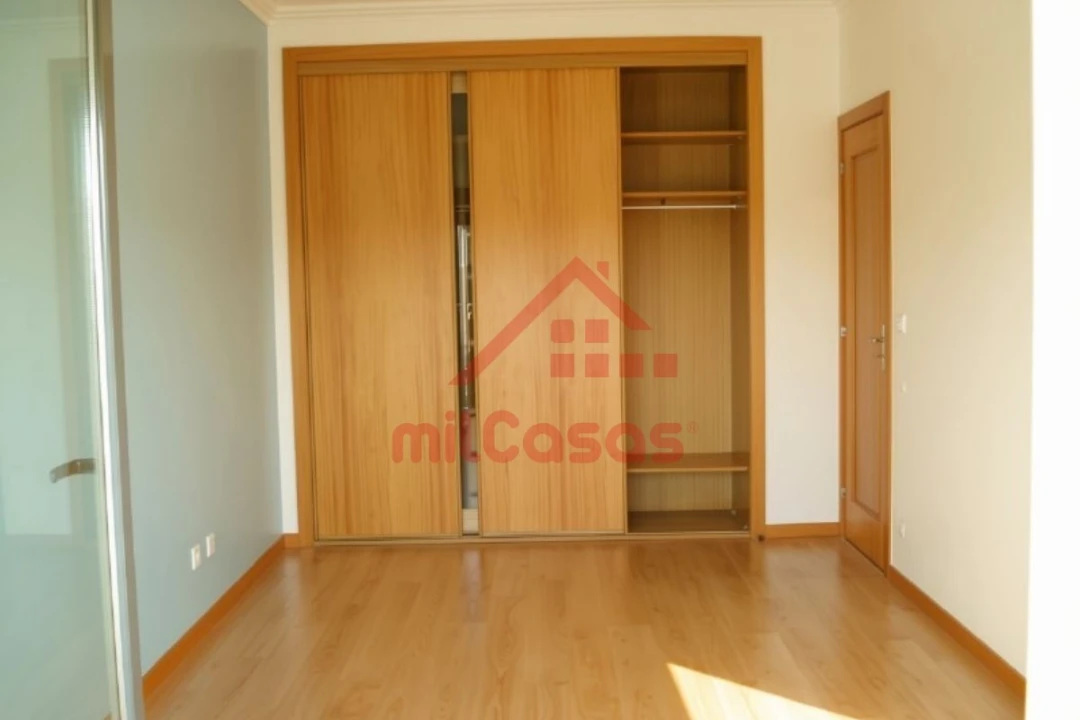 Apartamento T1 para Arrendamento em Santa Maria, São Pedro e Matacães Foto 13