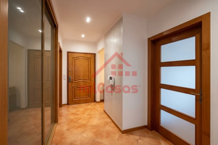 Apartamento T1 para Arrendamento em Santa Maria, São Pedro e Matacães Foto 2