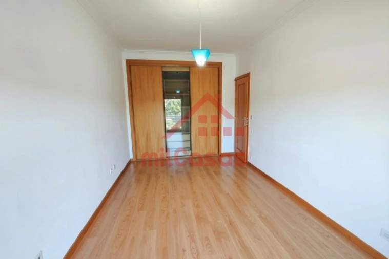 Apartamento T1 para Arrendamento em Santa Maria, São Pedro e Matacães Foto 12
