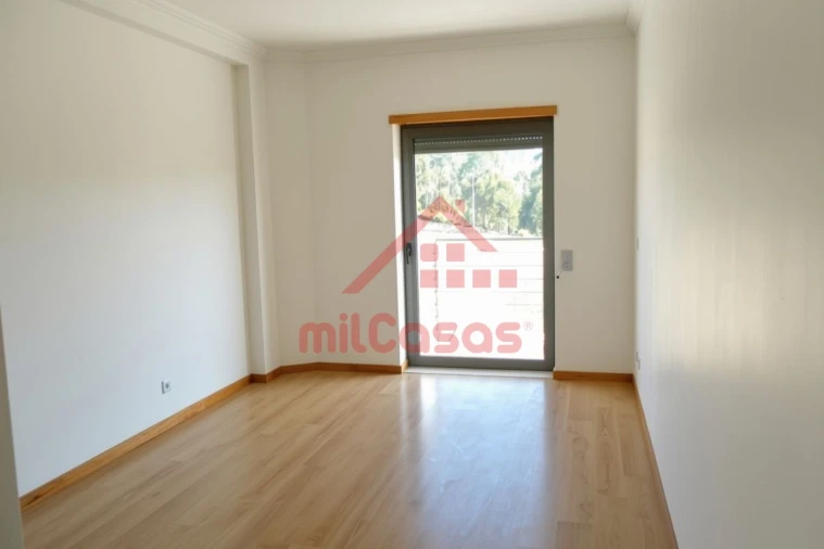 Apartamento T1 para Arrendamento em Santa Maria, São Pedro e Matacães Foto 14