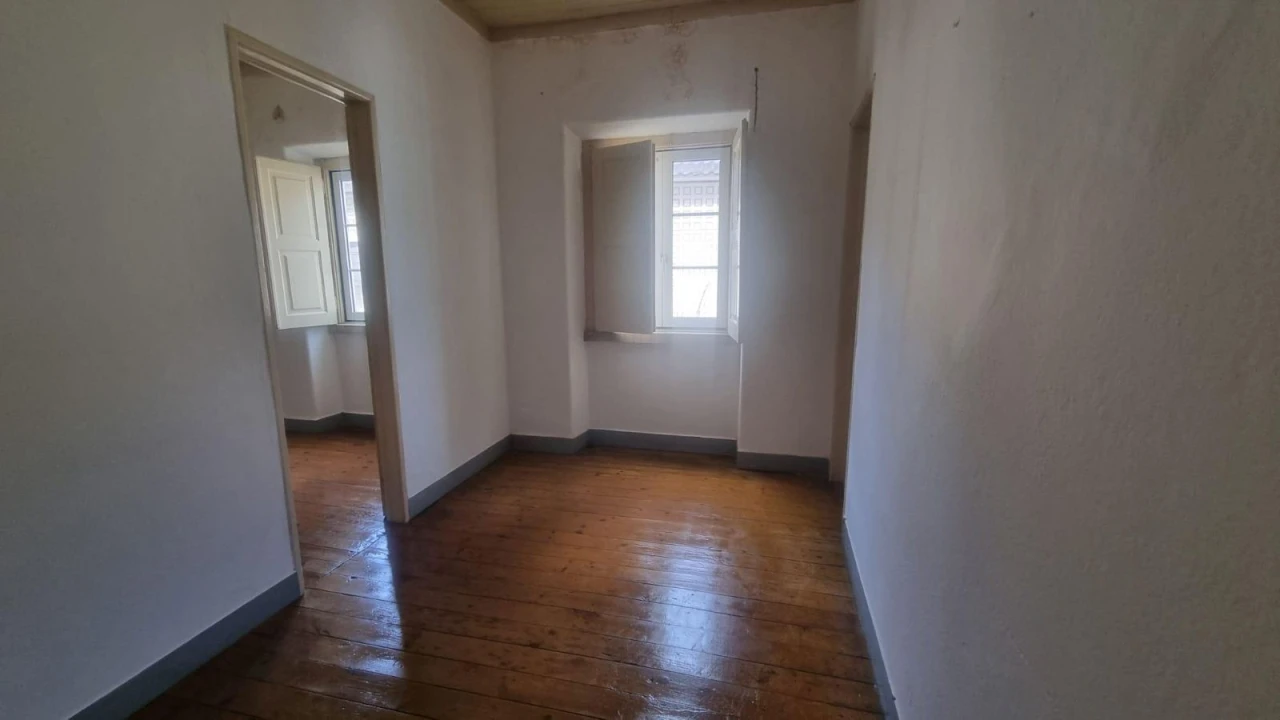 Apartamento T4 para Venda em Alcoentre Foto 8