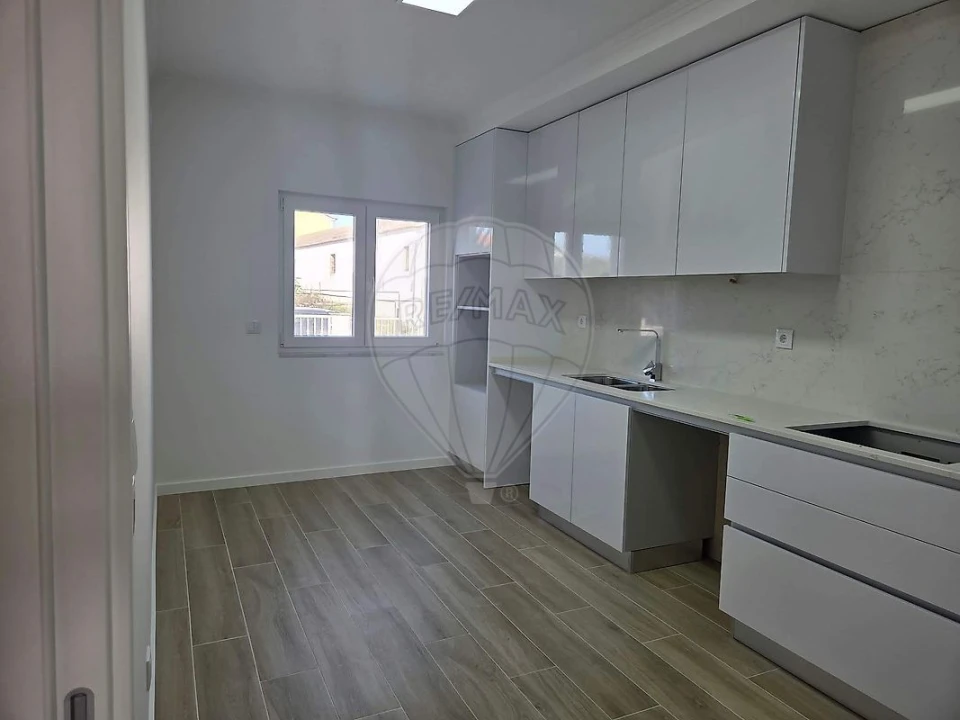 Moradia T5 para Arrendamento em Encarnação Foto 4