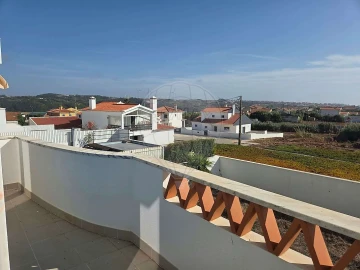 Moradia T5 para Arrendamento em Encarnação