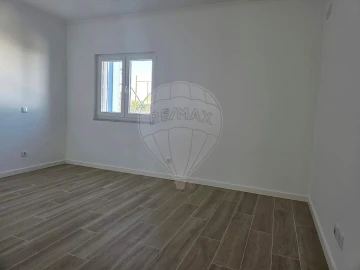 Moradia T5 para Arrendamento em Encarnação