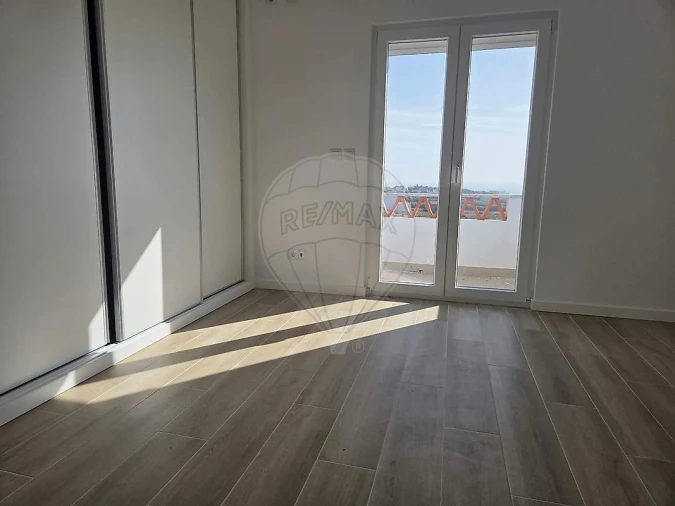 Moradia T5 para Arrendamento em Encarnação Foto 8