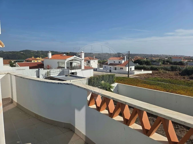 Moradia T5 para Arrendamento em Encarnação Foto 9