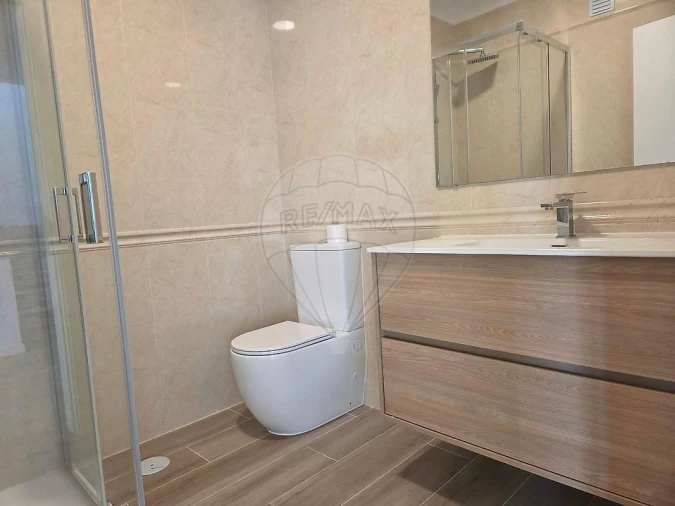 Moradia T5 para Arrendamento em Encarnação Foto 7