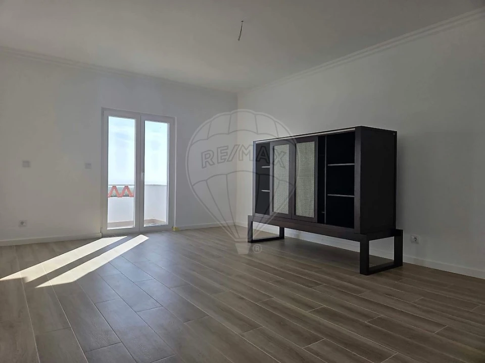 Moradia T5 para Arrendamento em Encarnação Foto 3