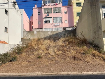 Terreno para Venda em Pontinha e Famões
