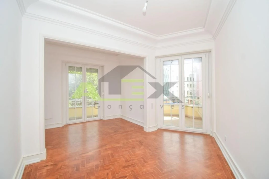 Apartamento T3 para Venda em Areeiro Foto 2