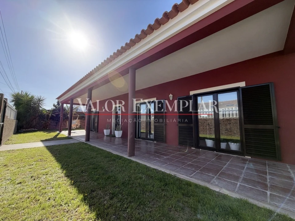 Moradia T4 para Venda em Atalaia e Alto Estanqueiro-Jardia Foto 1