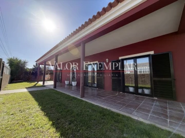 Moradia T4 para Venda em Atalaia e Alto Estanqueiro-Jardia