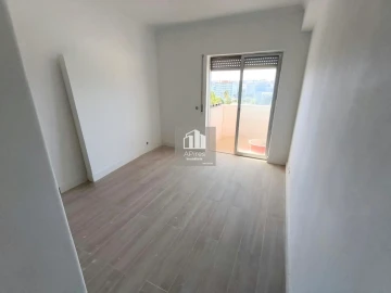 Apartamento T4 para Venda em Charneca de Caparica e Sobreda
