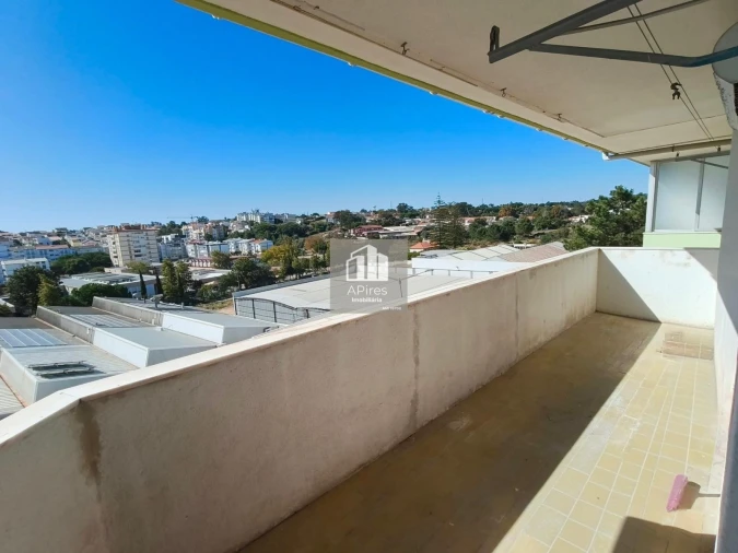 Apartamento T4 para Venda em Charneca de Caparica e Sobreda Foto 2