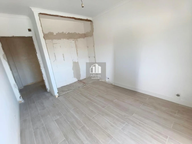 Apartamento T4 para Venda em Charneca de Caparica e Sobreda Foto 11