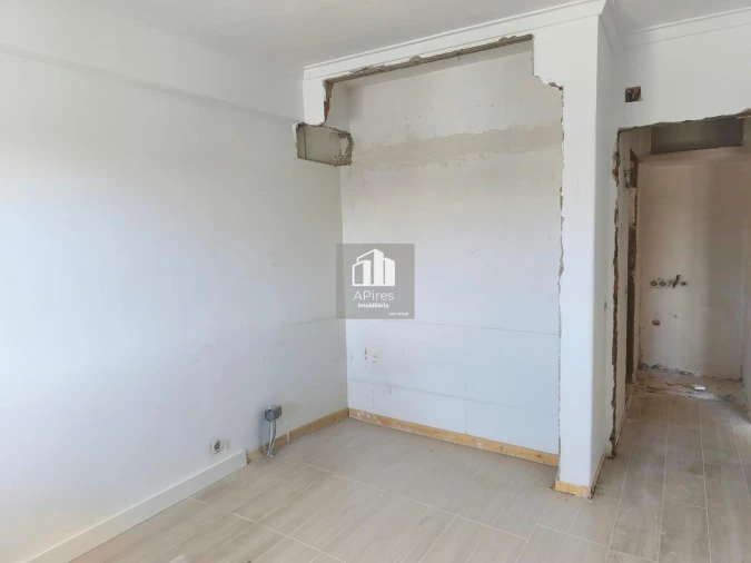 Apartamento T4 para Venda em Charneca de Caparica e Sobreda Foto 12
