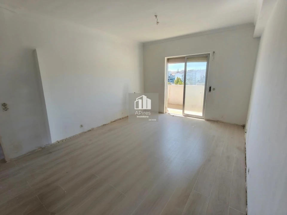 Apartamento T4 para Venda em Charneca de Caparica e Sobreda Foto 8