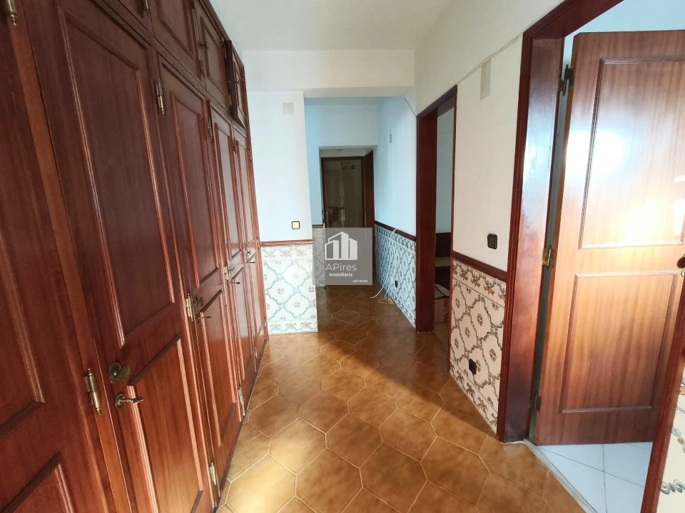 Apartamento T3 para Venda em Charneca de Caparica e Sobreda Foto 23